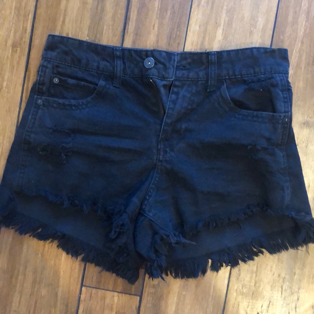 BLACK DENIM SHORT SHORTS